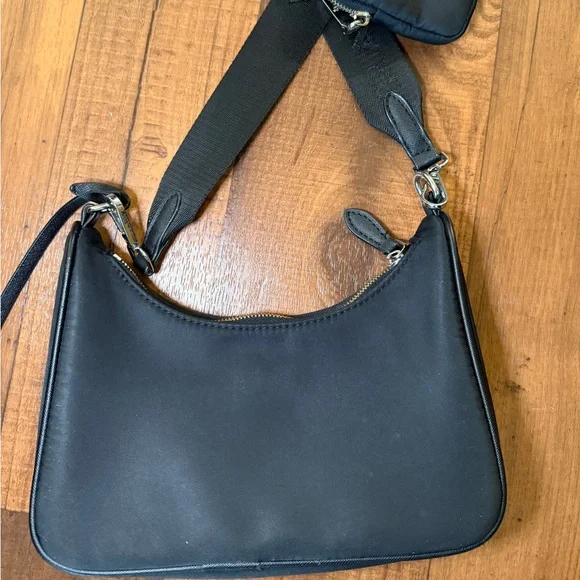 Prada Elegant Black Leather Bag - Picture 3 of 6